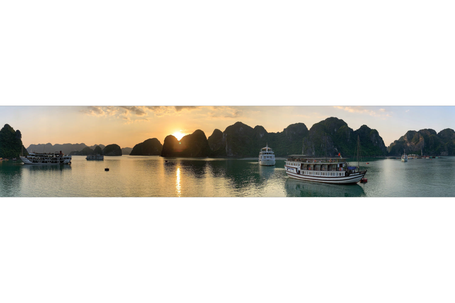 Küchenrückwand Panorama mit Booten und Felsen