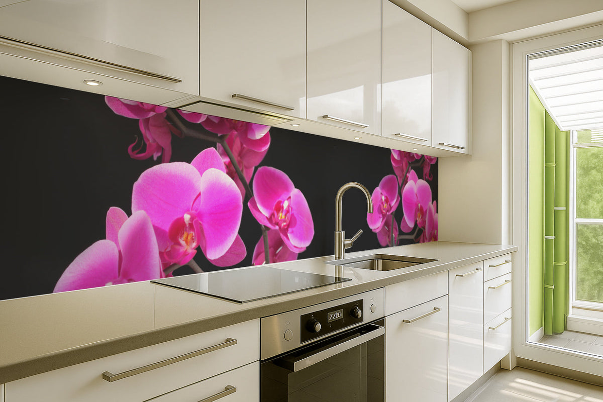 Küchenrückwand mit Orchideenblüten