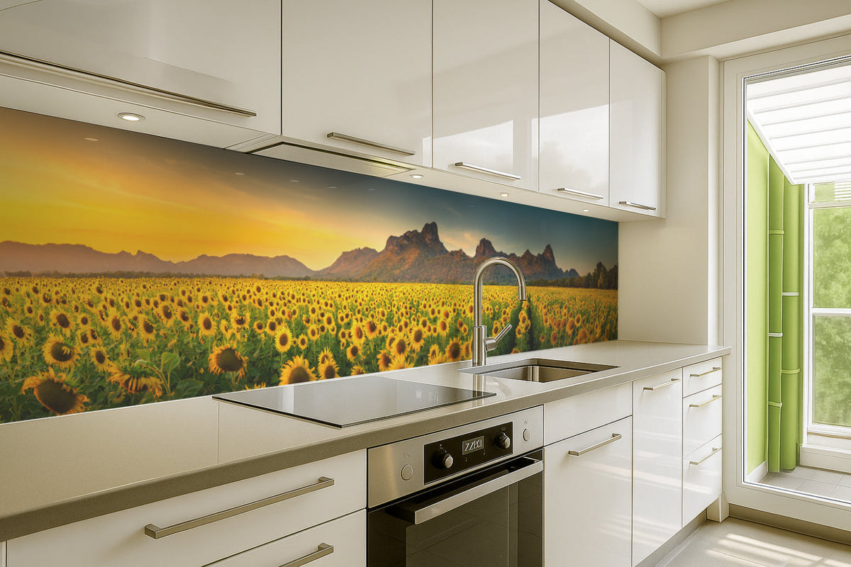 Küchenrückwand Sonnenblumenfeld im Sonnenlicht
