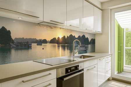 Küchenrückwand Panorama mit Booten und Felsen