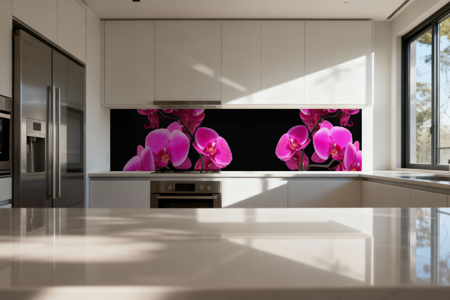 Küchenrückwand mit Orchideenblüten