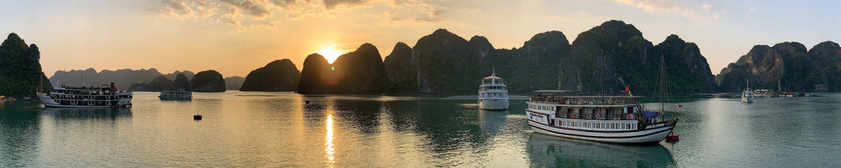 Küchenrückwand Panorama mit Booten und Felsen