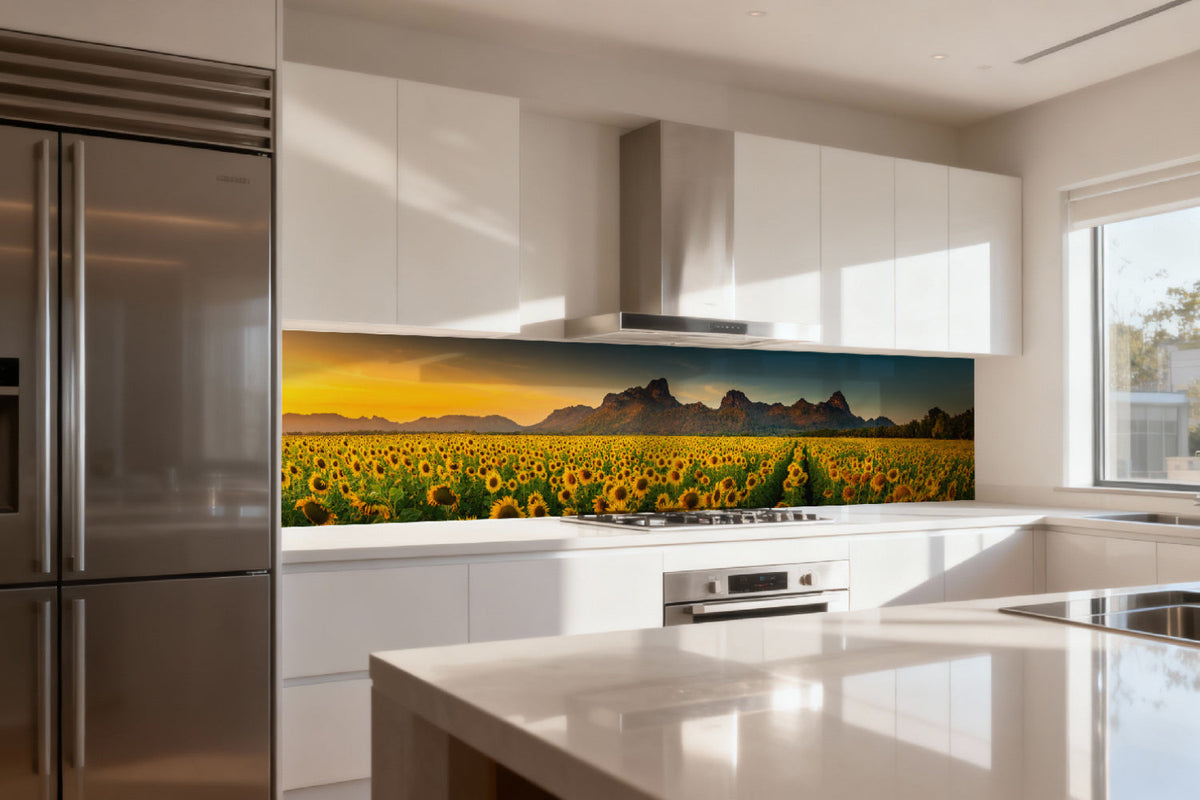 Küchenrückwand Sonnenblumenfeld im Sonnenlicht