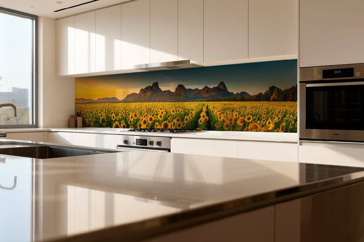 Küchenrückwand Sonnenblumenfeld im Sonnenlicht